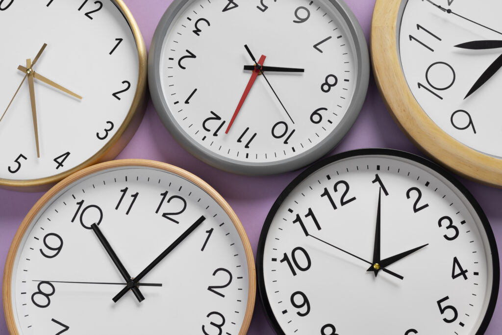 ¿Por qué “reloj” termina en “j”? Un pequeño misterio lingüístico